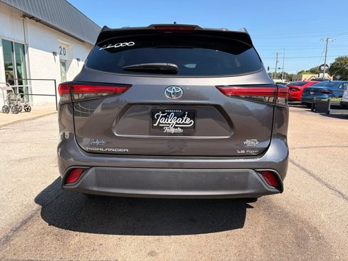 Used 2022 Toyota Highlander LE AWD/4WD image 6