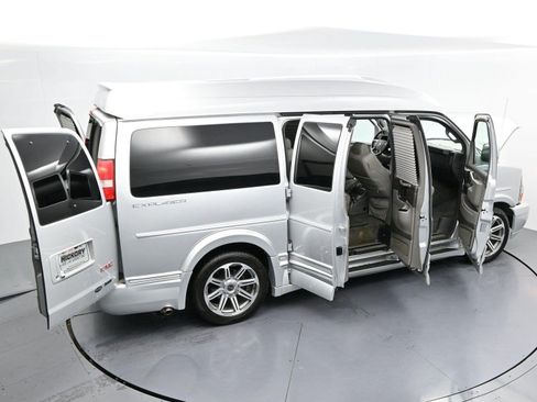 Used 2017 GMC Savana 2500 RWD image 49
