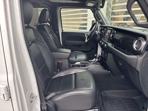 Used 2020 Jeep Wrangler Unlimited Sahara AWD/4WD image 8