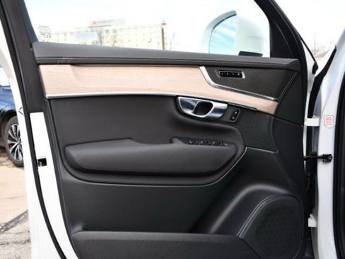 Used 2025 Volvo XC90 B6 Plus image 10