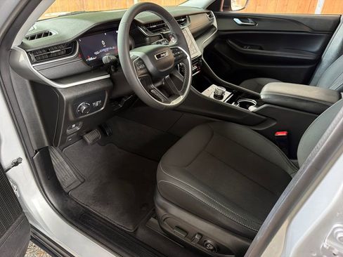 Used 2023 Jeep Grand Cherokee Laredo RWD image 2
