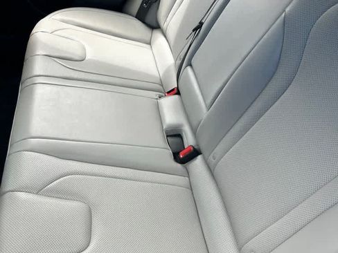 Used 2024 Hyundai Elantra Limited FWD image 5