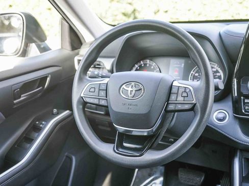 Used 2020 Toyota Highlander L AWD/4WD image 14