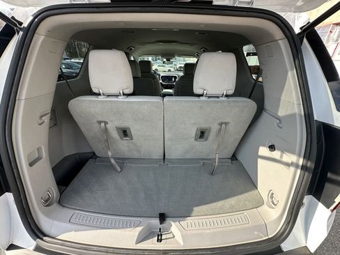 Used 2022 GMC Acadia SLE image 30