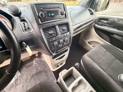 Used 2016 Dodge Grand Caravan SE image 12