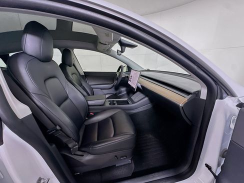 Used 2022 Tesla Model Y Long Range image 30