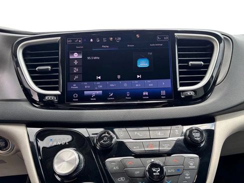 Used 2023 Chrysler Pacifica Touring-L FWD image 14
