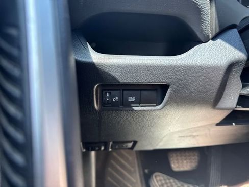 Used 2019 Toyota RAV4 XLE FWD image 18