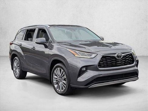 Used 2024 Toyota Highlander Platinum FWD image 3