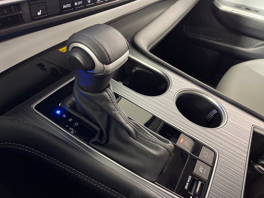 Certified 2025 Toyota Sienna XLE FWD image 22