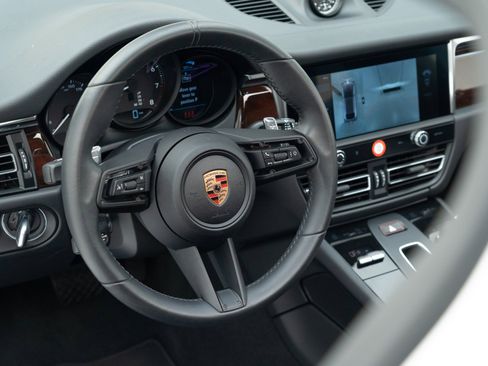 Certified 2025 Porsche Macan image 22