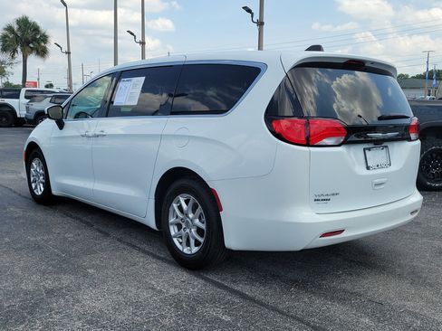 Used 2023 Chrysler Voyager LX FWD image 5