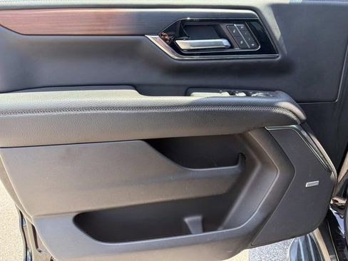 Used 2025 GMC Yukon Denali RWD image 19