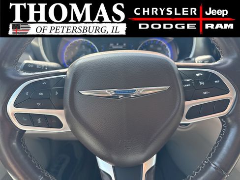 Used 2019 Chrysler Pacifica Touring Plus w/ Tire & Wheel Group FWD image 17