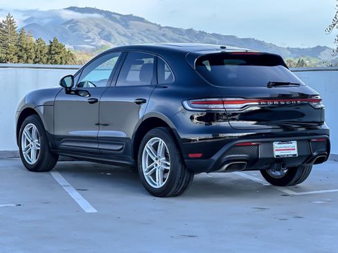 Certified 2022 Porsche Macan image 3
