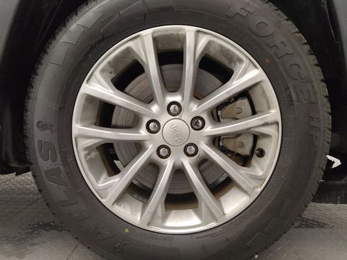 Used 2019 Jeep Cherokee Latitude w/ Popular Appearance Group FWD image 31