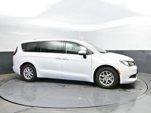 Used 2023 Chrysler Voyager LX FWD image 5