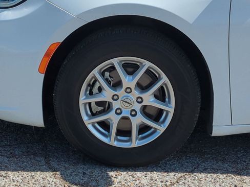 Used 2023 Chrysler Pacifica Touring-L FWD image 31