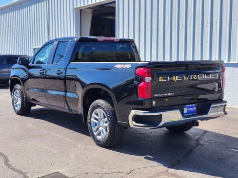 Used 2022 Chevrolet Silverado 1500 LT AWD/4WD image 3