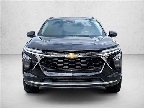 Used 2025 Chevrolet Trax LT FWD image 3
