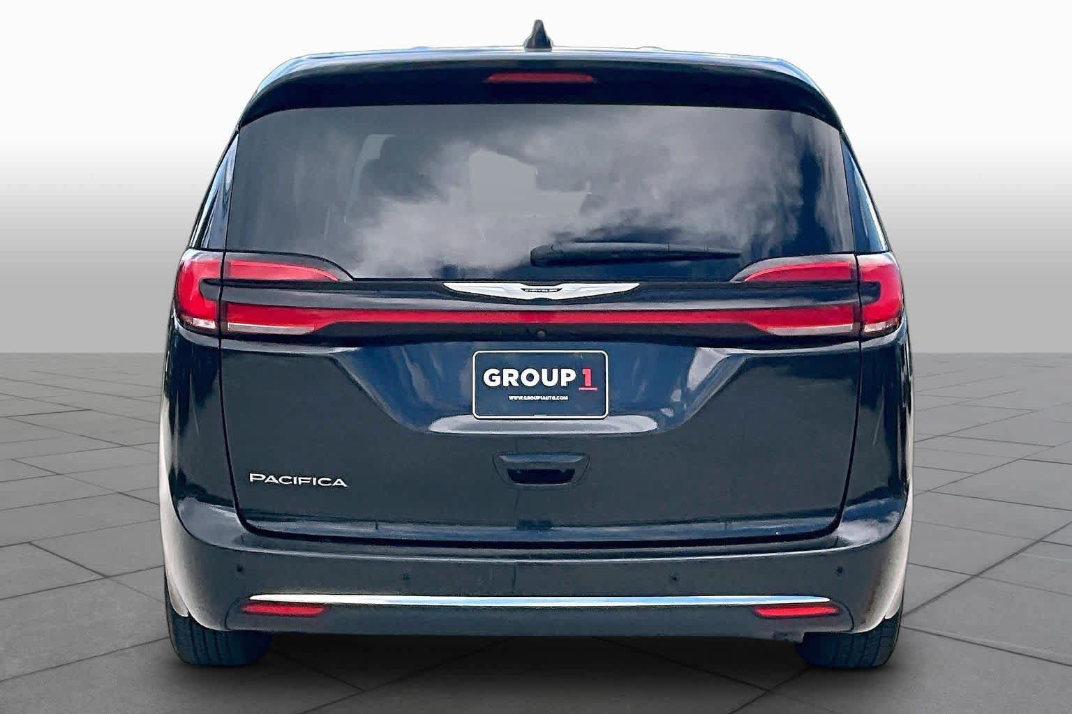 Used 2023 Chrysler Pacifica Touring-L FWD image 5