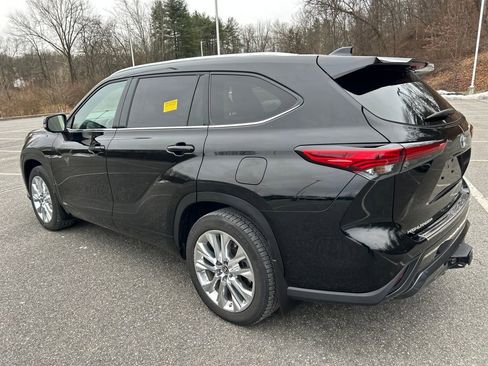 Used 2023 Toyota Highlander Limited image 3