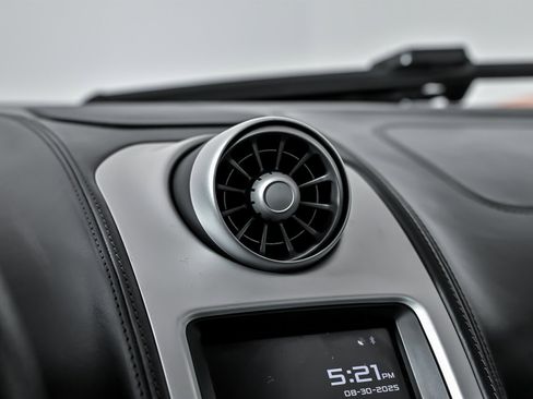 Used 2015 McLaren 650S Spider image 31