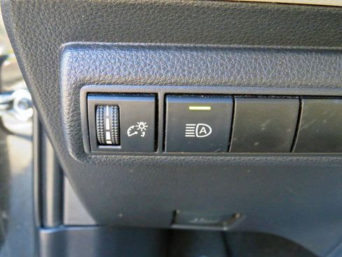 Used 2021 Toyota Corolla LE image 31