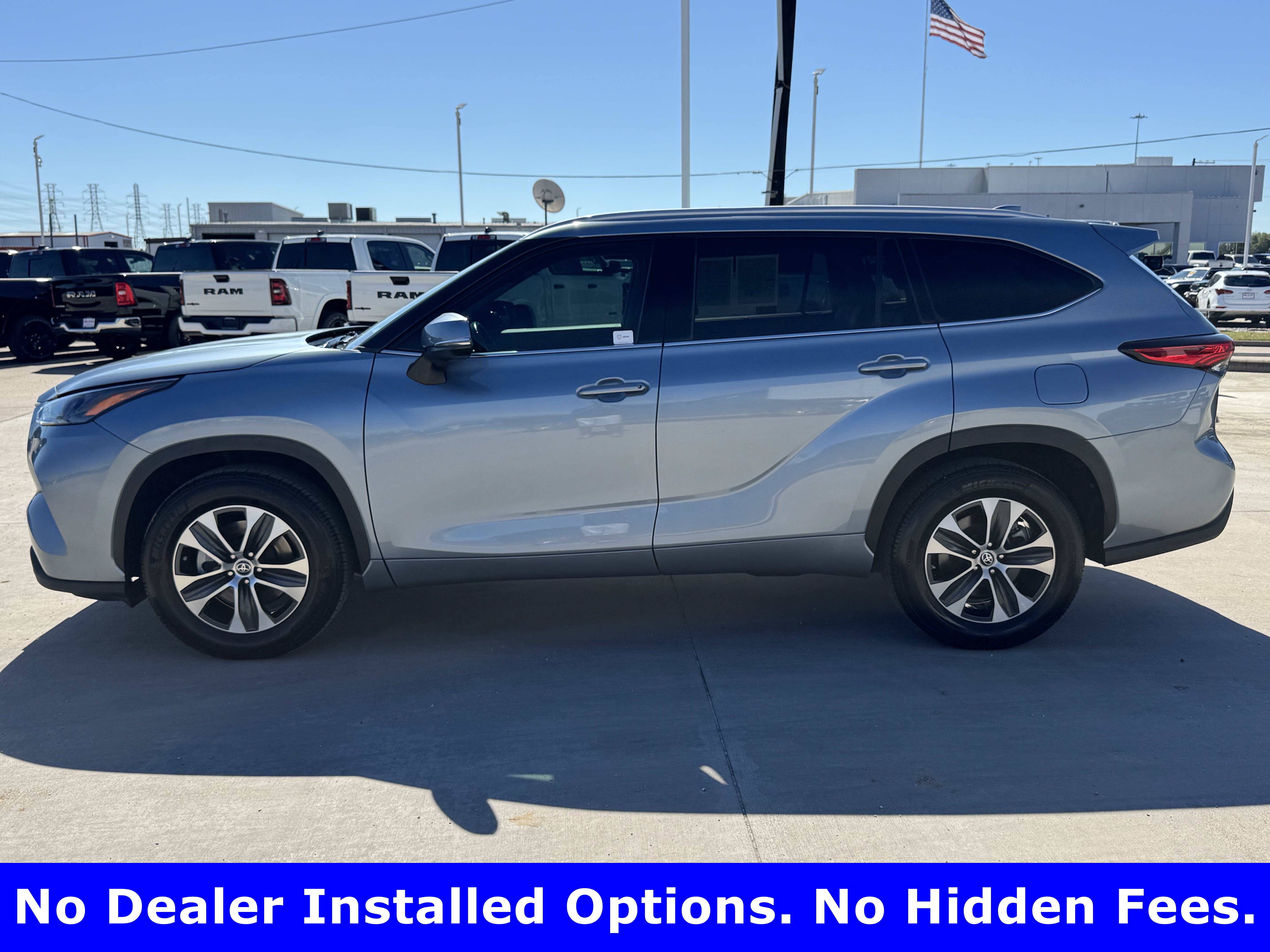 Used 2022 Toyota Highlander XLE FWD image 3