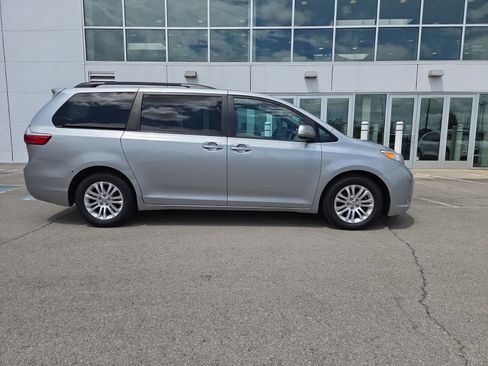 Used 2017 Toyota Sienna XLE FWD image 2
