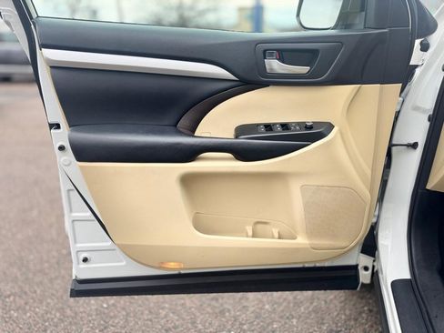 Used 2017 Toyota Highlander XLE image 12