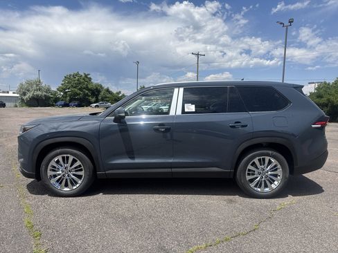 New 2026 Toyota Grand Highlander Platinum image 2