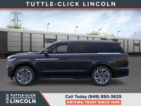 New 2026 Lincoln Navigator Reserve image 3