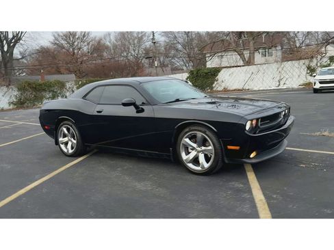 Used 2014 Dodge Challenger R/T image 2