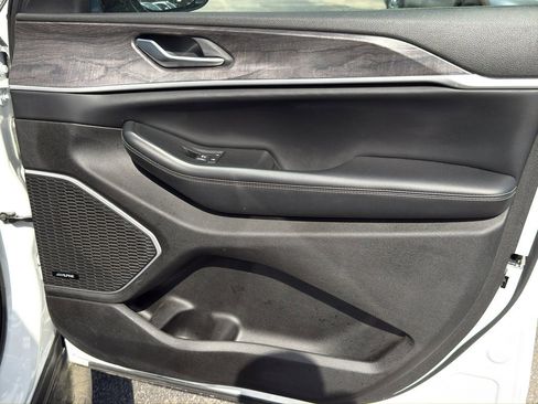 Used 2024 Jeep Grand Cherokee Limited w/ Luxury Tech Group II image 31