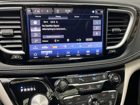 Used 2024 Chrysler Pacifica Limited image 19