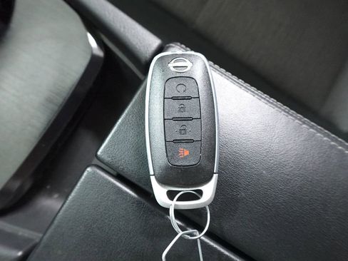 Used 2023 Nissan Rogue SV image 31