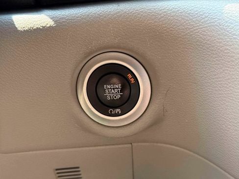 Used 2023 Chrysler Pacifica Touring-L FWD image 23