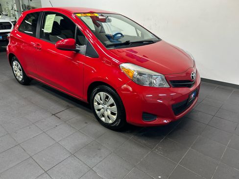 Used 2012 Toyota Yaris L w/ Preferred Accessory Pkg FWD image 2