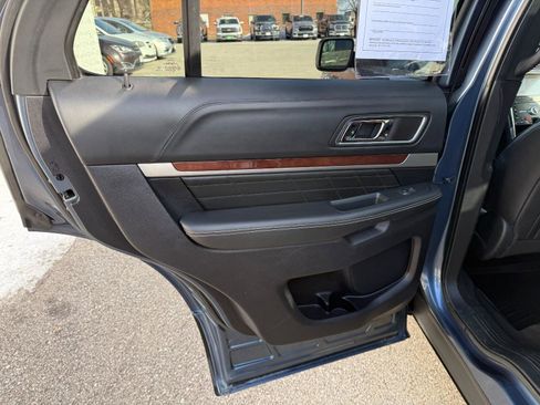 Used 2019 Ford Explorer Platinum image 12