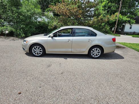 Used 2013 Volkswagen Jetta SE FWD image 2