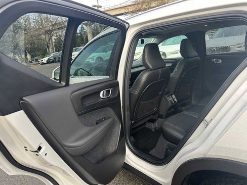 Used 2025 Volvo XC40 B5 Core w/ Climate Package image 16
