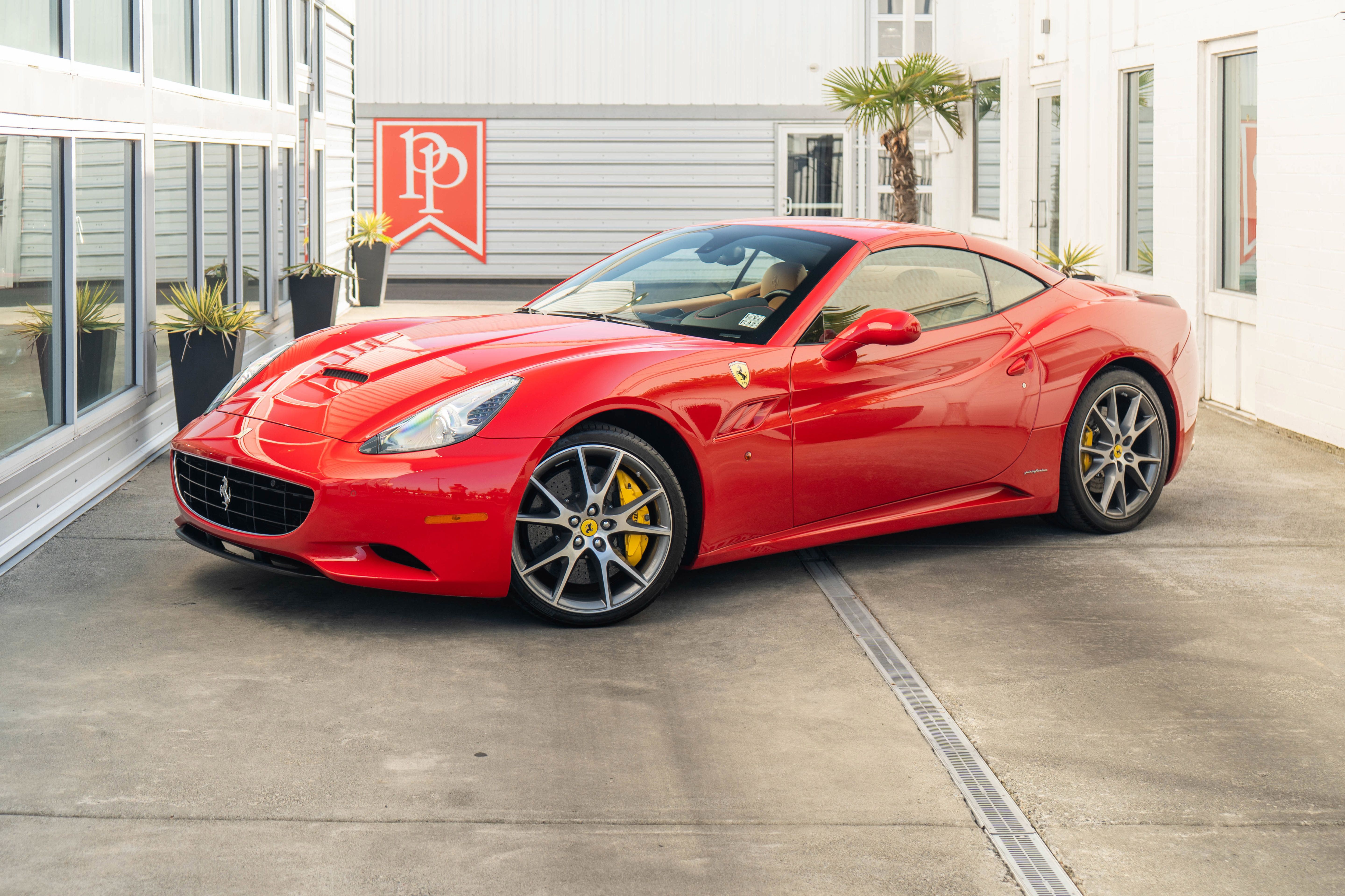 Used 2010 Ferrari California RWD image 9