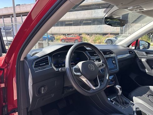 Used 2023 Volkswagen Tiguan SE FWD image 7
