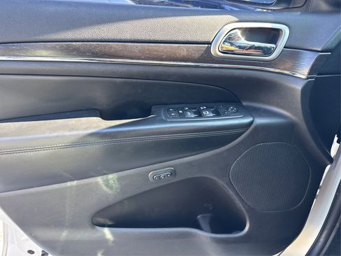 Used 2018 Jeep Grand Cherokee Limited image 26