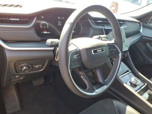 Used 2025 Jeep Grand Cherokee L Altitude AWD/4WD image 8