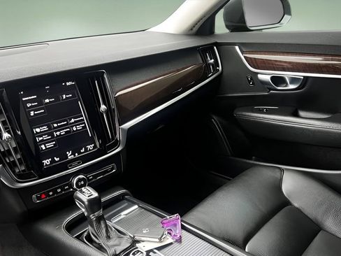Used 2017 Volvo S90 T5 Momentum w/ Vision Package image 12
