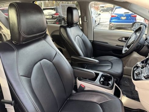 Used 2024 Chrysler Pacifica Touring-L image 15
