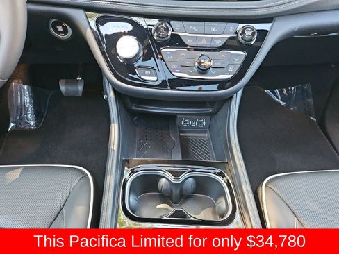 Used 2025 Chrysler Pacifica Limited FWD image 31