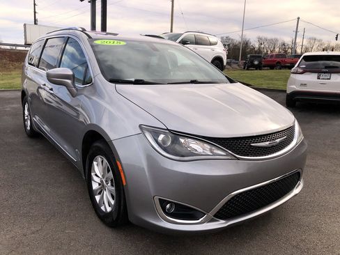 Used 2018 Chrysler Pacifica Touring-L image 7